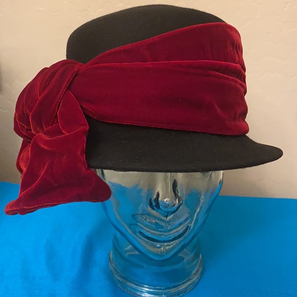 Woman’s Wool Top Hat - Picture 9 of 13